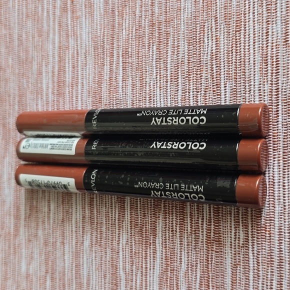 REVLON BRAND WOMENS COLORSTAY MATTE LITE LIP CRAYON BUNDLE OF 3 - Picture 1 of 9